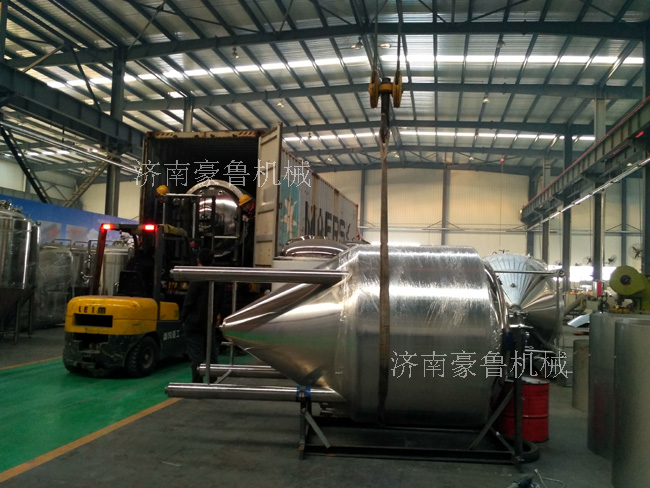 车间工人在搬运好博平台_好博（中国）一站式服务平台