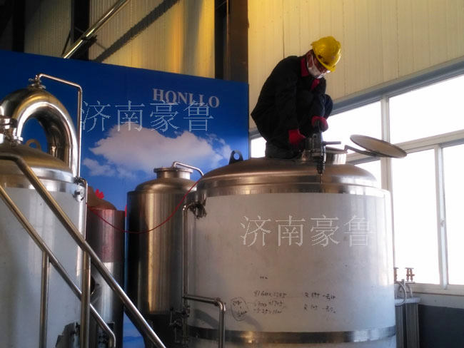 工人在加工好博平台_好博(中国)一站式服务平台罐体 工人在加工好博平台_好博(中国)一站式服务平台罐体