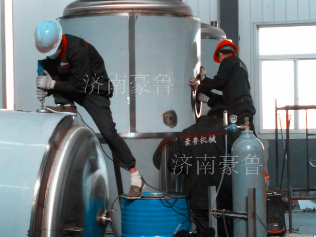 工人正在焊接精酿好博平台_好博(中国)一站式服务平台 工人正在焊接精酿好博平台_好博(中国)一站式服务平台